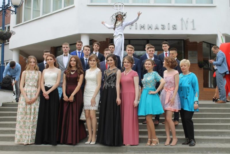 В Гродно наказывают руководство школ, откуда много детей уезжает за границу Выпускники гимназии №1