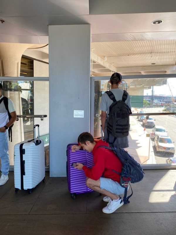 эмигранты в аэропорту Сан-Диего в США