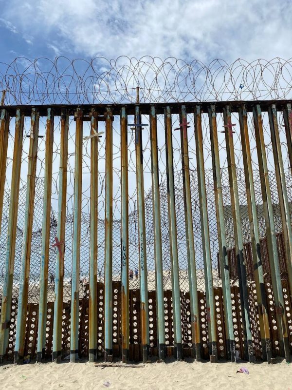 Тихуана, забор, разделяющий территорию Мексики и Соединённых Штатов Америки