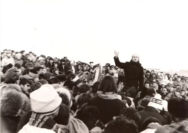 Оппозиционная акция на Дзяды 1988 года. Зенон Позняк выступает на митинге на поле под Куропатами. Фото из архива Владимира Орлова
