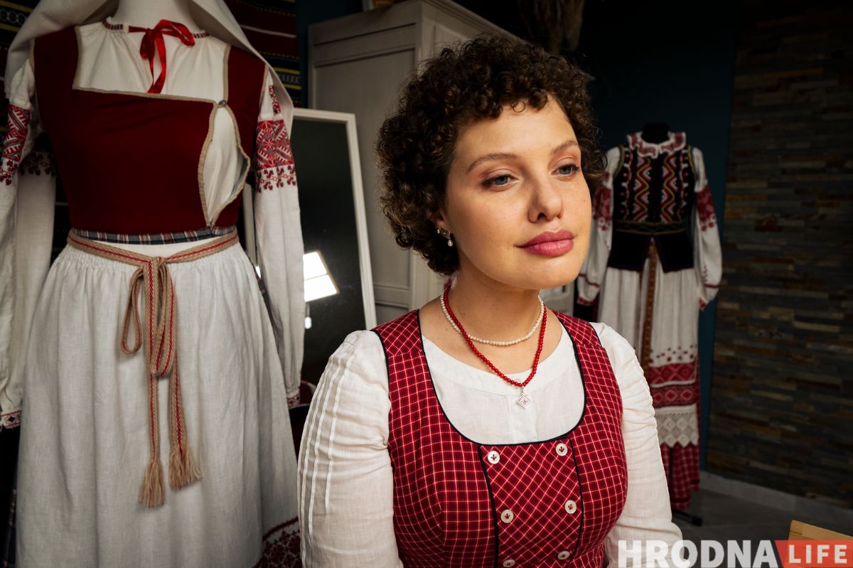 Екатерина Водоносова в традиционном костюмес украшениями бренда Belaruskicry