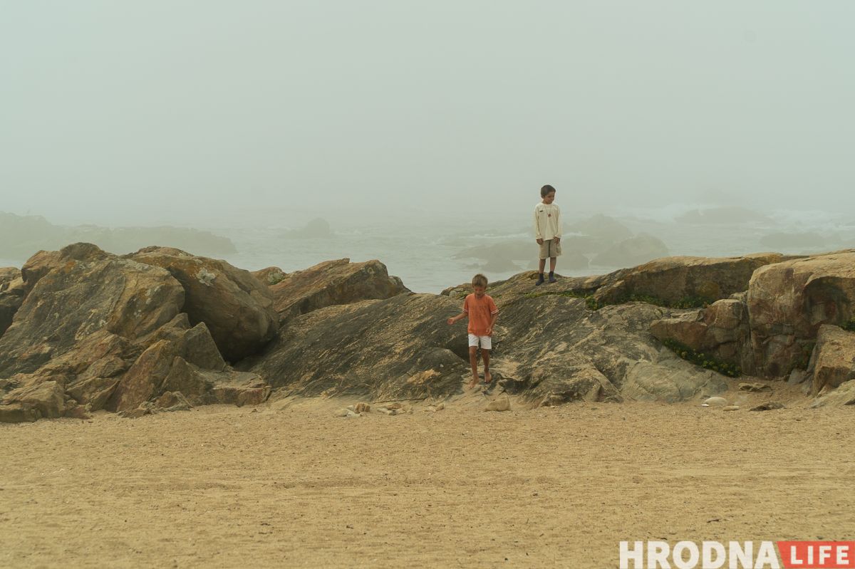 Дети играют на берегу Атлантического океана в Португалии. Фото: Hrodna.life