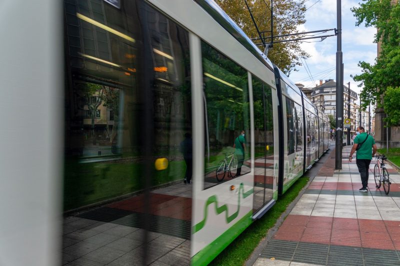 Экологический общественный транспорт Трамвай в Витория-Гастейс, Испания. Хорошо синхронизированные виды транспорта можно считать частью концепции "мобильность как услуга".