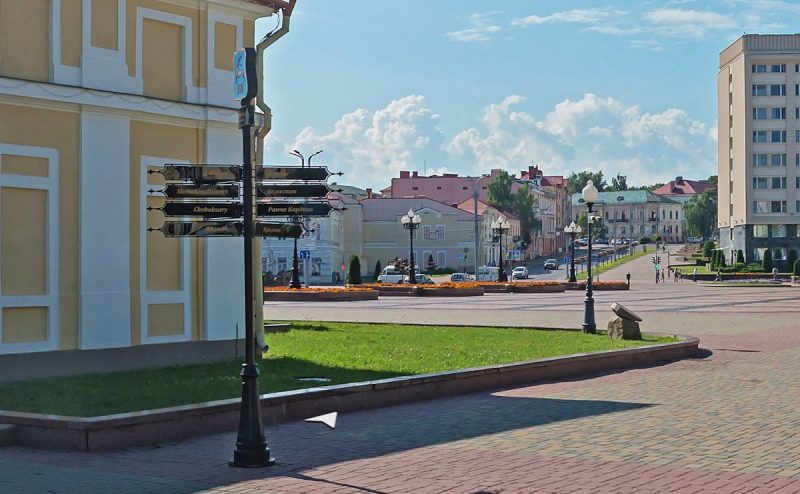Туристический указатель между площадью Ленина и площадью Тызенгауза в Гродно с белорусской латинкой или русским транслитом