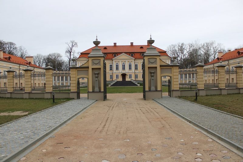 Каково на вкус 200-летнее вино? Под Гродно случайно нашли старинные бутылки Дворцово-парковый комплекс в Святске, где нашли 200-летнее вино