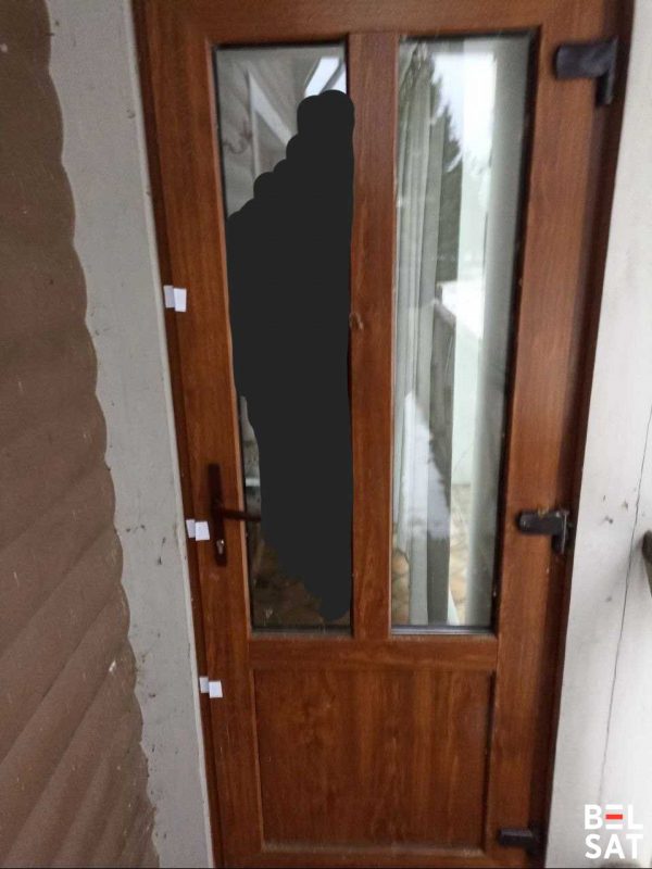 Запломбированные двери в доме.
