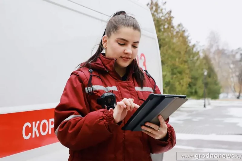 Фельдшер Гродненской областной станции скорой помощи Лолита Николаева носит видеорегистратор