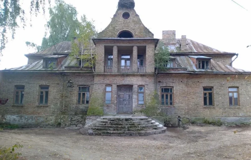 Здание бывшей администрации гмины в деревне Лойки под Гродно. Оно продается. Фото: kufar.by