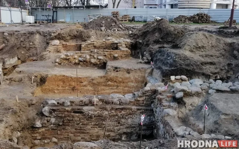 Раскопки на Замковой в 2019 году, в ходе которых нашли старые подвалы. В результате они не были уничтожены, а сохранены при строительстве так называемого «Дома рыбака».