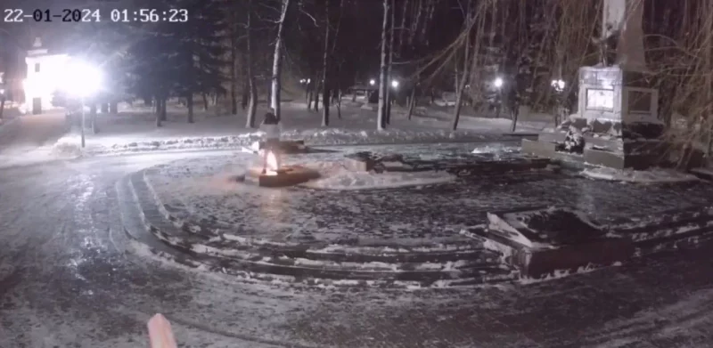 Гродненца, который справил нужду на Вечный огонь, осудили на два года "химии" Происшествие у Вечного огня в ночь на 22 января 2024. Парень осквернил Вечный огонь - помочился на него. Скриншот с видеозаписи камеры наблюдения. Источник: милиция Гродно