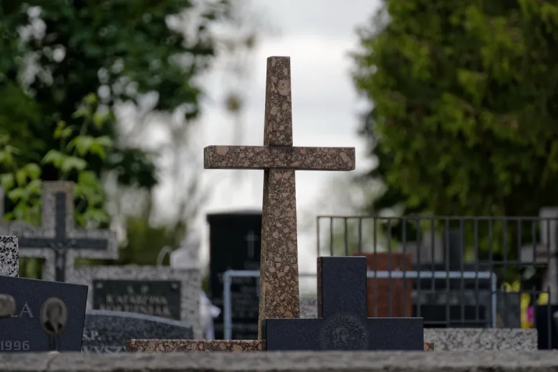 Многоразовые лампадки и шелуха вместо красителя. Три способа сократить экослед на Радоницу Кладбище.