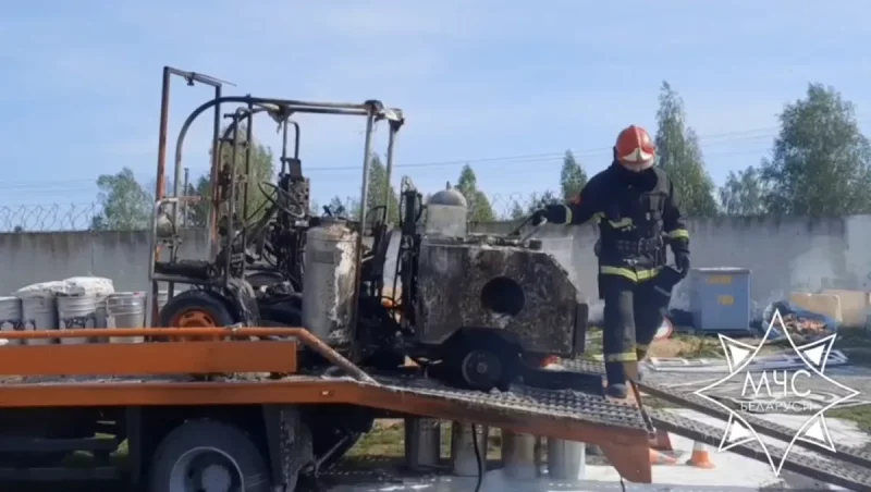 Сгоревшая покрасочная машина в Слониме