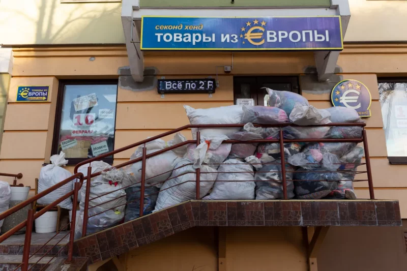 В Ошмянах с аукциона продают целый склад одежды сэконд-хэнд Магазин "Товары из Европы" с одеждой секонд-хенд. Фото: iStock