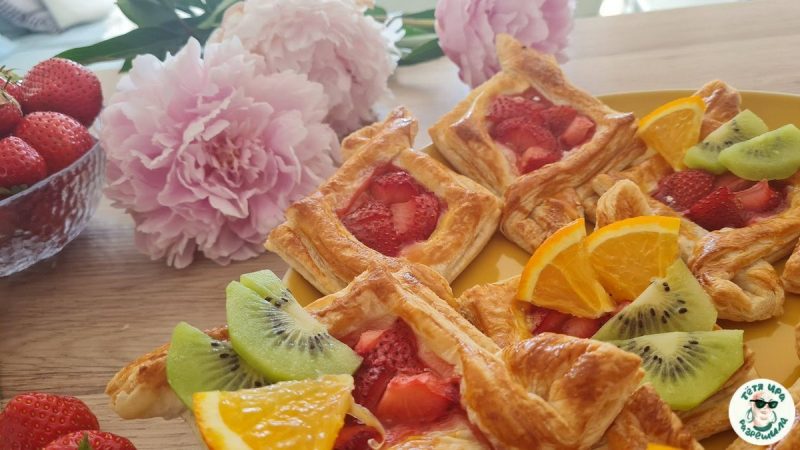 Слойки с клубникой и фруктами. Простой рецепт ко Всемирному дню выпечки