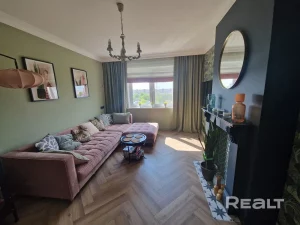 Недвижимость недели: двушка на Девятовке с имитацией камина, розовым диваном и теплым полом Зал в двушке на Лиможа.