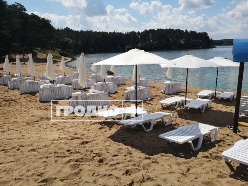 Прокат шезлонгов и зонтиков хотят расширить на все пляжи Гродно Прокат шезлонгов на Юбілейном озере