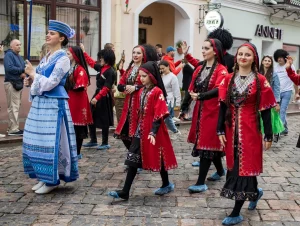 Нажимали красную кнопку, садили деревья и пробовали "губертики". Как прошел XIV Фестиваль национальных культур в Гродно Шествие в первый день Фестиваля национальных культур в Гродно, 7 июня 2024. Фото: t.me/tusivgrodno