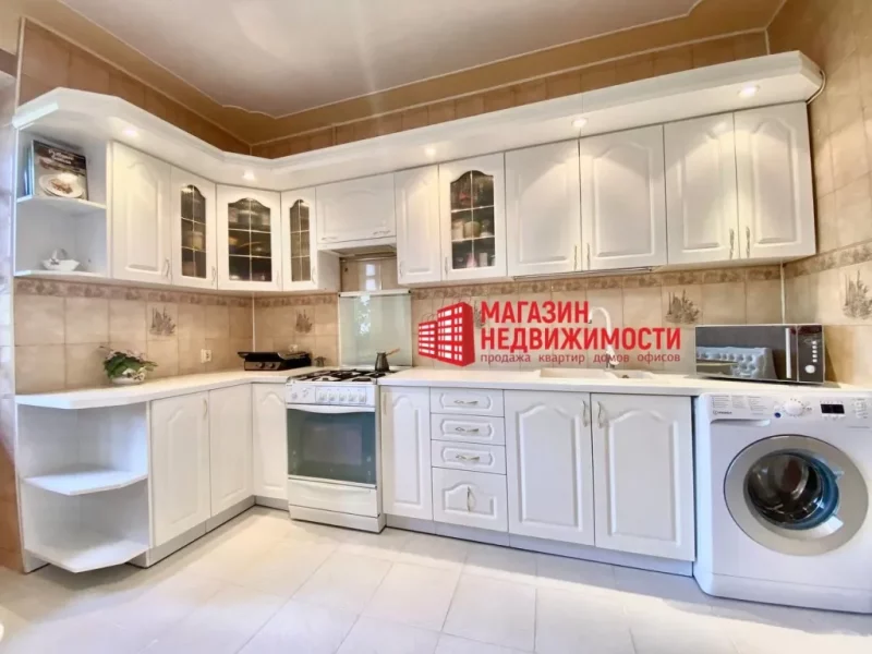 Недвижимость недели: квартира с очень классическим ремонтом и черным унитазом Кухня в квартире на Социалистической