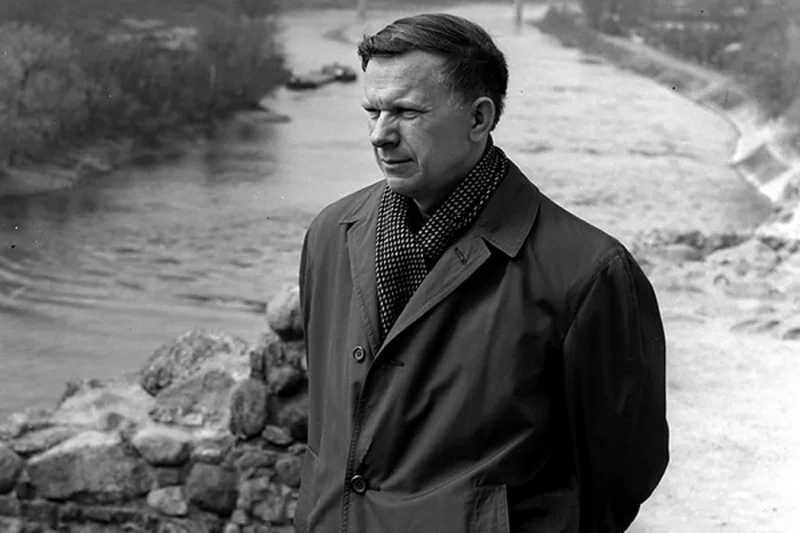 Активисты предложили присвоить Василю Быкову звание Героя Беларуси. Вот что ответили в Минкульте Василь Быков на стене Старого замка в Гродно