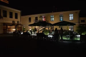 Поплавать на сапбордах, устроить водный бой и оставить послание незнакомцу. Что можно успеть сделать до конца лета Бар "Чарли" во дворике кинотеатра "Красная звезда", где летом бесплатно показывают кино. Фото: instagram.com/charliebar_grodno