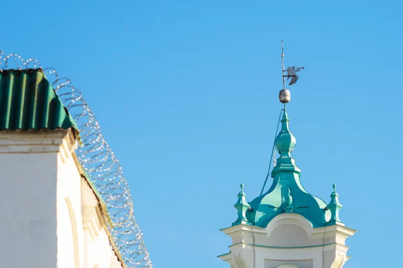 Гродненцев зовут на экскурсию в место, куда обычно нет входа тюрьма в Гродно и фарный костел