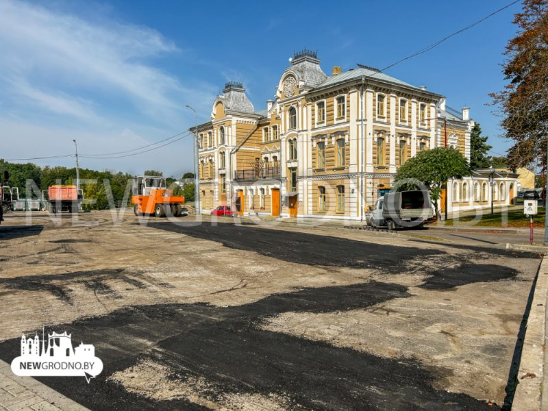 парковка для туристов на Большой Троицкой в центре Гродно у синагоги