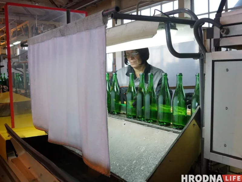 Гродненский стеклозавод победил в конкурсе "Залаты келіх". Он считается международным, но география участников небогатая На Гродненском стеклозаводе выпускают зеленые бутылки. Фото иллюстративное, Hrodna.life