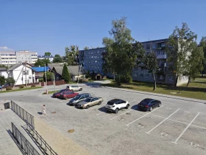 Закрытая парковка около дома на Советских пограничников - места на ней платные. Фото: s13.ru