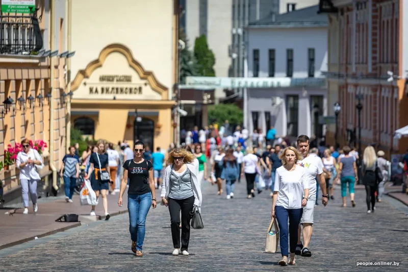 Россияне раскупают путевки в белорусские санатории и собираются праздновать Новый год в Гродно Туристы на улицах Гродно. Фото иллюстративное: onliner.by