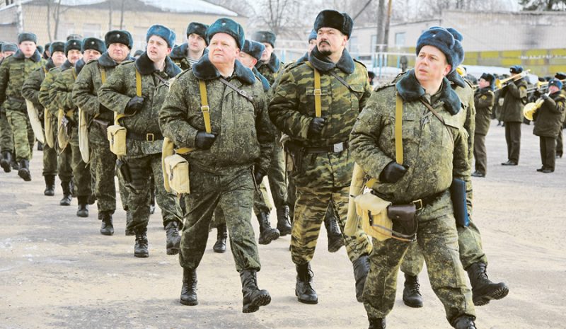 Офицер избивал срочников и заставлял работать на его даче. Вот что решил суд белорусские военные маршируют