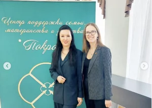 Психолог из Гродно отговаривала от абортов. Ее наградили на конкурсе Алеся Крук (слева) на награждении конкурса "Святость рождения 2024". Скриншот Hrodna.life из Instagram поликлиники №7 г. Гродно