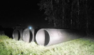 Трубы, которые придавили ребенка. Фото: Следственный комитет