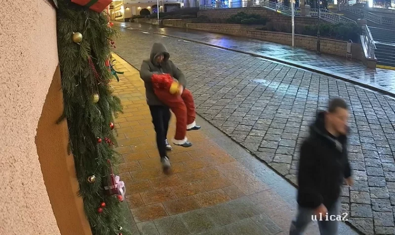 Нашли гродненца, укравшего ноги Деда Мороза – теперь им занимается милиция Гродненец крадет ноги Деда Мороза.
