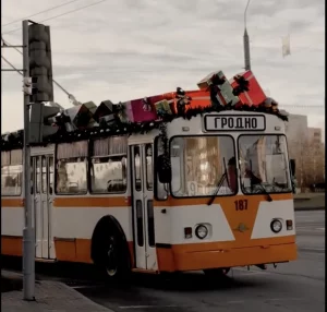 Гродненский ретро-троллейбус растрогал белорусов атмосферным декором Украшенный новогодний ретро троллейбус №187 в Гродно