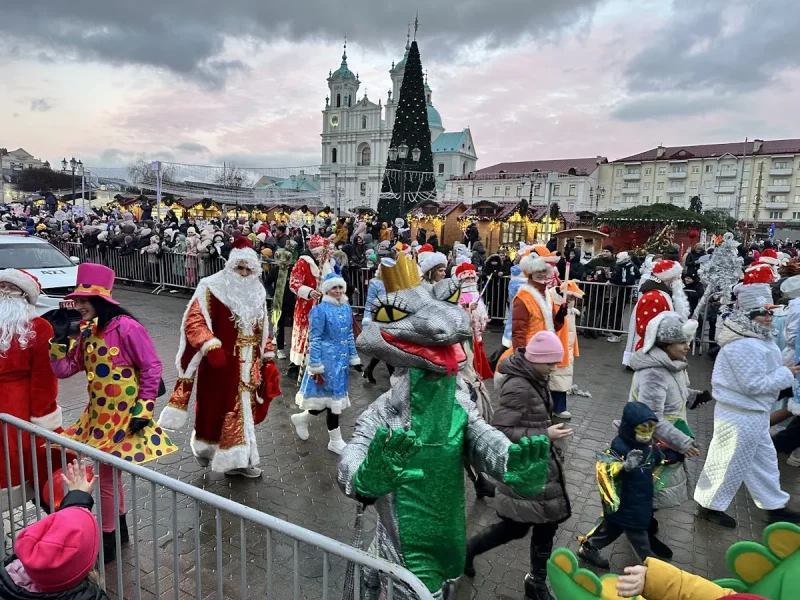 Парад Дедов Морозов Гродно 2024