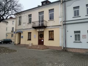 “Быстрее сложится, чем его отремонтируют”. В центре Гродно люди живут в доме, где последний ремонт делали 35 лет назад Дом на улице Большая Троицкая, 23. Фото: Яндекс Карты