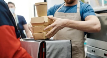 Чаевые больше зарплаты и сезонные работы. Какие вакансии предлагают гродненцам для подработки?