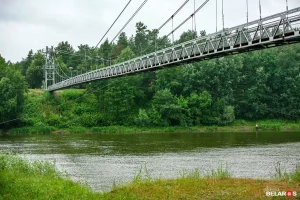 Власти обещали сделать часть подвесного моста в Мостах стеклянной. Белорусы показали, что получилось Власти обещали сделать часть подвесного моста в Мостах стеклянной. Белорусы показали, что получилось