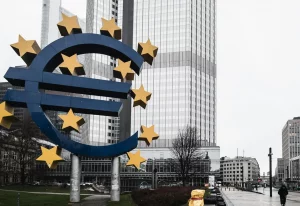 Миллиарды евро — Варшаве, миллионы — Минску. Сравнили, как Польша и Беларусь использовали европейские гранты Символ евро у здания штаб-квартиры Европейского центрального банка во Франкфурте-на-Майне.