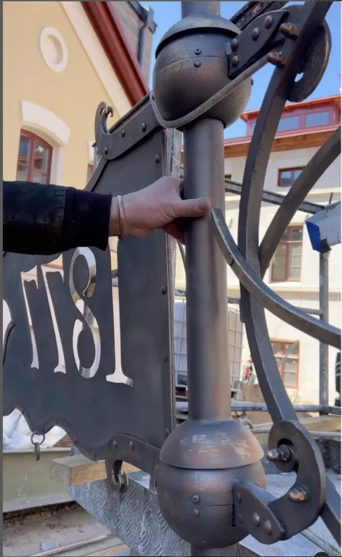 Над гродненским пивзаводом установили флюгер с символической датой. Его автор - знаменитый кузнец