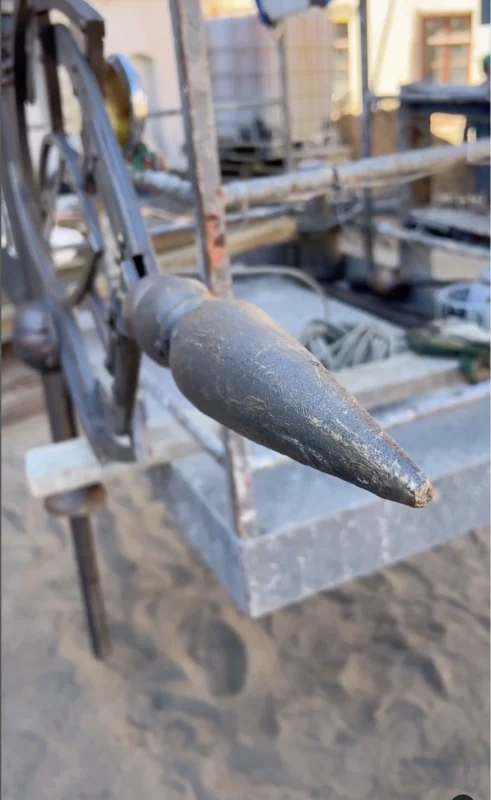 Над гродненским пивзаводом установили флюгер с символической датой. Его автор - знаменитый кузнец