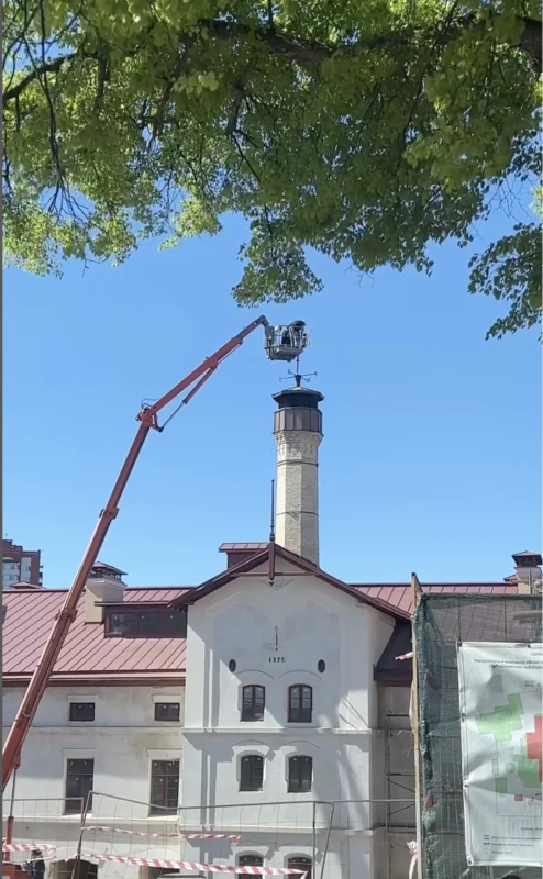 Над гродненским пивзаводом установили флюгер с символической датой. Его автор - знаменитый кузнец