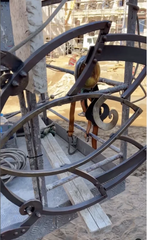 Над гродненским пивзаводом установили флюгер с символической датой. Его автор - знаменитый кузнец