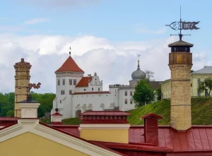 Над гродненским пивзаводом установили флюгер с символической датой. Его автор - знаменитый кузнец Над гродненским пивзаводом установили флюгер с символической датой. Его автор - знаменитый кузнец