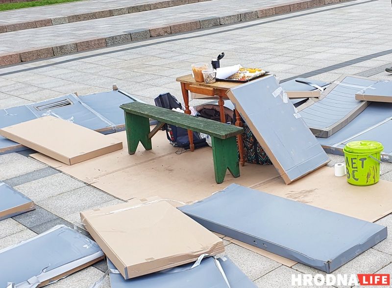 Почувствуй себя узником: в Вильнюсе угощали тюремной едой и бежали за тех, кто сидит Тюремная еда для дегустации на акции ко Дню солидарности с Белорусскими политзаключенными в Вильнюсе, 2025