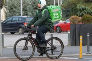 «Придется пахать». Задали одни и те же вопросы курьерам, которые работают в Беларуси и Польше работа курьером с доставке еды