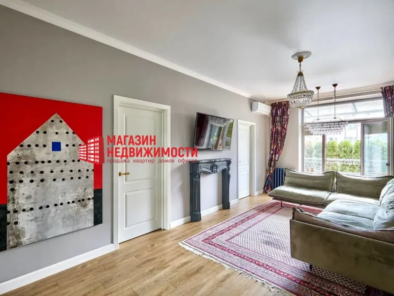 Недвижимость недели: в центре Гродно продают квартиру с интерьером, как из журнала, и собственным газоном