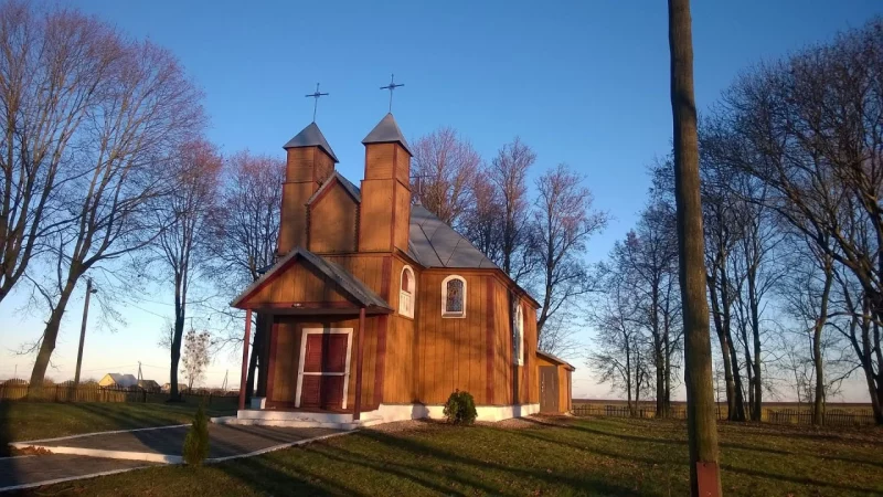 В Гродненском районе памятник деревянного зодчества обшили сайдингом с имитацией древесины