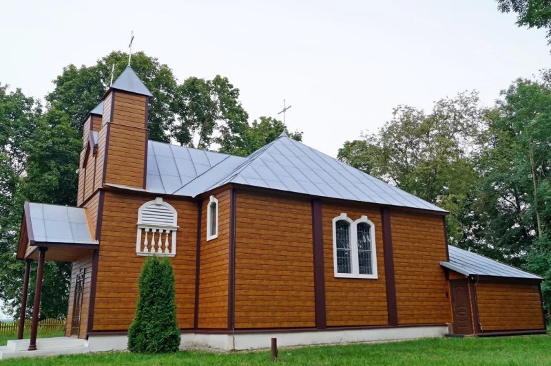 В Гродненском районе памятник деревянного зодчества обшили сайдингом с имитацией древесины