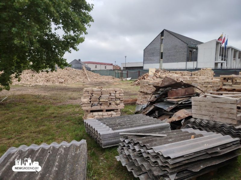 Рэканструкцыя па-гродзенскі: стогадовы дом у цэнтры Гродна разабралі на цэглу